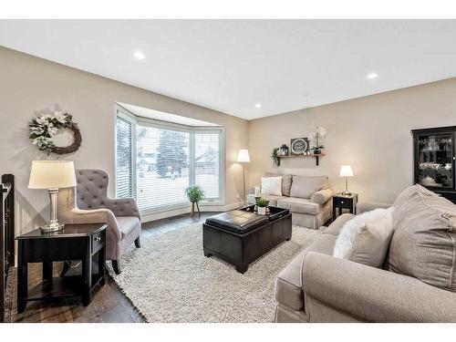 27 Deermoss Bay Se, Calgary, AB - Indoor Photo Showing Living Room