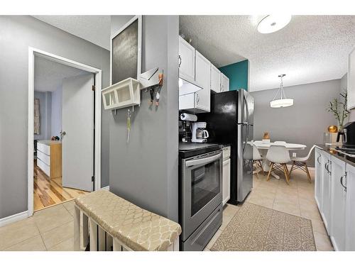 330-820 89 Avenue Sw, Calgary, AB - Indoor Photo Showing Kitchen