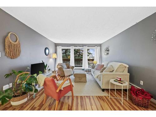 330-820 89 Avenue Sw, Calgary, AB - Indoor Photo Showing Living Room