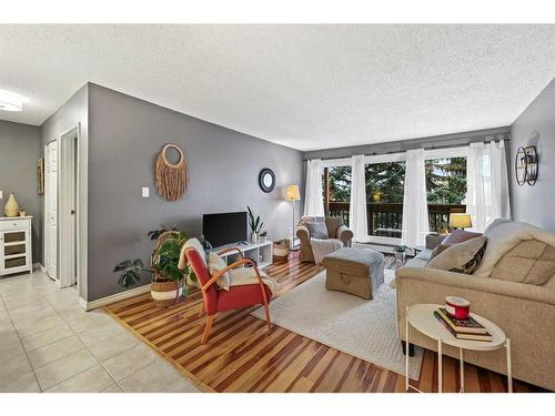 330-820 89 Avenue Sw, Calgary, AB - Indoor Photo Showing Living Room