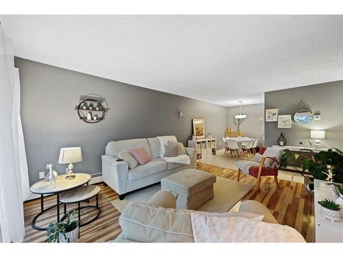 330-820 89 Avenue Sw, Calgary, AB - Indoor Photo Showing Living Room