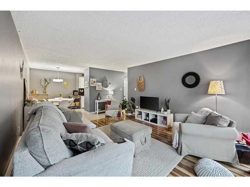 330-820 89 Avenue Sw, Calgary, AB - Indoor Photo Showing Living Room