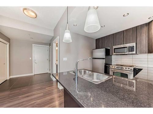 603-788 12 Avenue Sw, Calgary, AB - Indoor Photo Showing Kitchen With Double Sink