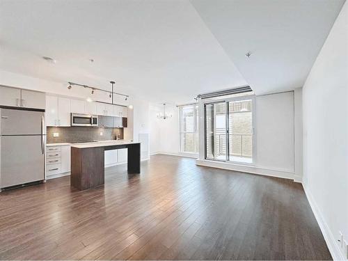 321-619 Confluence Way Se, Calgary, AB - Indoor Photo Showing Kitchen