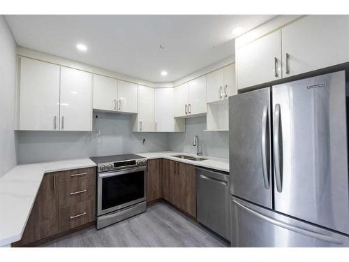 808 Mcneill Road Ne, Calgary, AB - Indoor Photo Showing Kitchen With Double Sink With Upgraded Kitchen