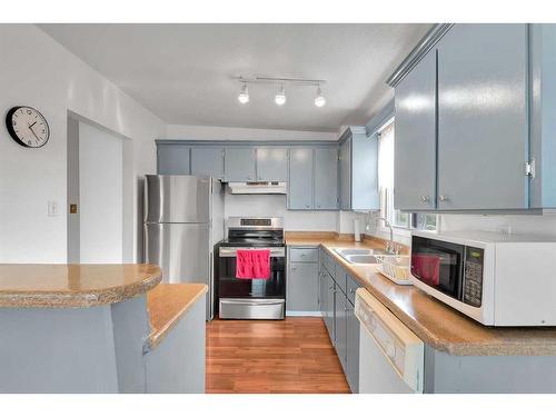 110 Hunterbrook Place Nw, Calgary, AB - Indoor Photo Showing Kitchen With Double Sink