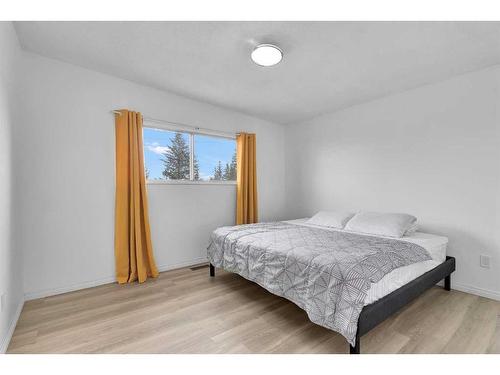 110 Hunterbrook Place Nw, Calgary, AB - Indoor Photo Showing Bedroom