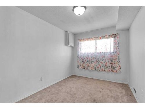 110 Hunterbrook Place Nw, Calgary, AB - Indoor Photo Showing Other Room