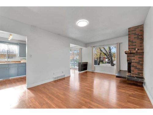 110 Hunterbrook Place Nw, Calgary, AB - Indoor Photo Showing Living Room