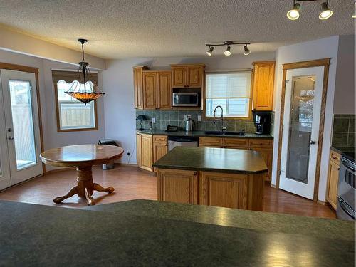 166 Cimarron Park Circle, Okotoks, AB - Indoor Photo Showing Kitchen