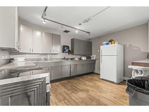 378-1620 8 Avenue Nw, Calgary, AB - Indoor Photo Showing Kitchen With Double Sink