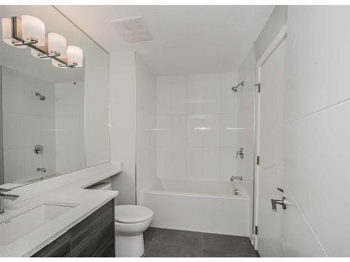 3320-95 Burma Star Road Sw, Calgary, AB - Indoor Photo Showing Bathroom