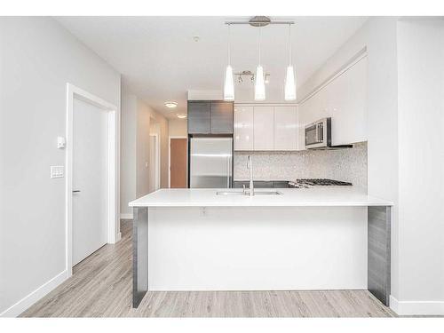 3320-95 Burma Star Road Sw, Calgary, AB - Indoor Photo Showing Kitchen With Upgraded Kitchen