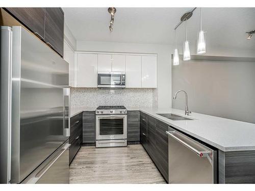 3320-95 Burma Star Road Sw, Calgary, AB - Indoor Photo Showing Kitchen With Stainless Steel Kitchen With Upgraded Kitchen