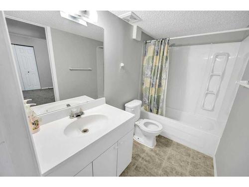 256 Oakmere Place, Chestermere, AB - Indoor Photo Showing Bathroom