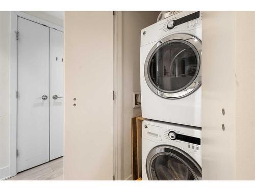 2607-901 10 Avenue Sw, Calgary, AB - Indoor Photo Showing Laundry Room