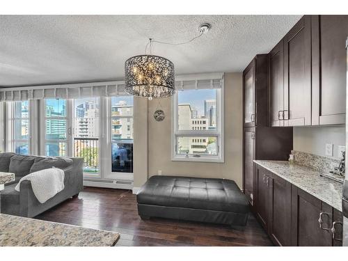 703-733 14 Avenue Sw, Calgary, AB - Indoor Photo Showing Living Room