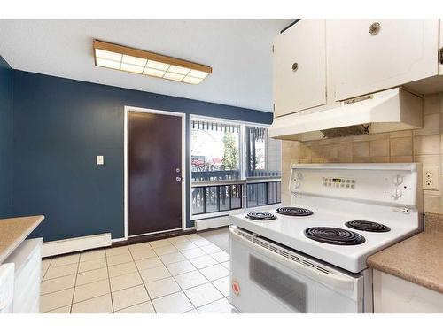 1-3519 49 Street Nw, Calgary, AB - Indoor Photo Showing Kitchen