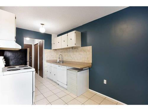 1-3519 49 Street Nw, Calgary, AB - Indoor Photo Showing Kitchen