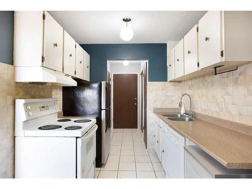 1-3519 49 Street Nw, Calgary, AB - Indoor Photo Showing Kitchen With Double Sink