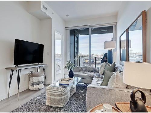 403-301 10 Street Nw, Calgary, AB - Indoor Photo Showing Living Room