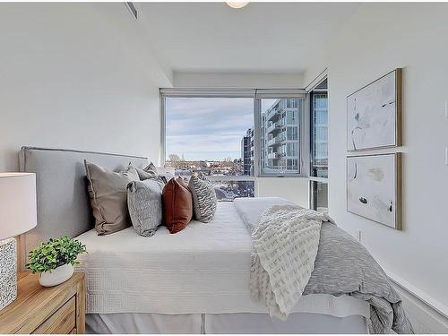 403-301 10 Street Nw, Calgary, AB - Indoor Photo Showing Bedroom