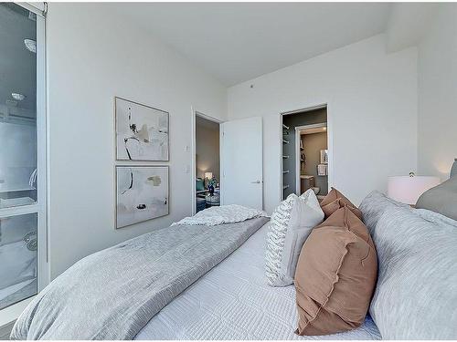 403-301 10 Street Nw, Calgary, AB - Indoor Photo Showing Bedroom