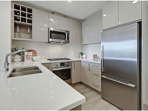 403-301 10 Street Nw, Calgary, AB - Indoor Photo Showing Kitchen With Stainless Steel Kitchen With Double Sink With Upgraded Kitchen