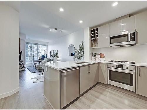 403-301 10 Street Nw, Calgary, AB - Indoor Photo Showing Kitchen With Double Sink With Upgraded Kitchen