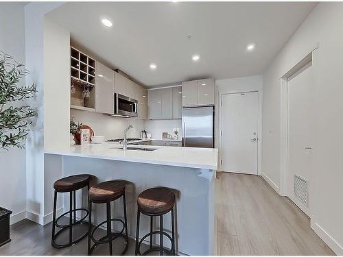 403-301 10 Street Nw, Calgary, AB - Indoor Photo Showing Kitchen With Double Sink With Upgraded Kitchen