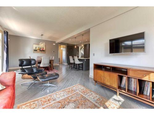 3651 77 Street Nw, Calgary, AB - Indoor Photo Showing Living Room