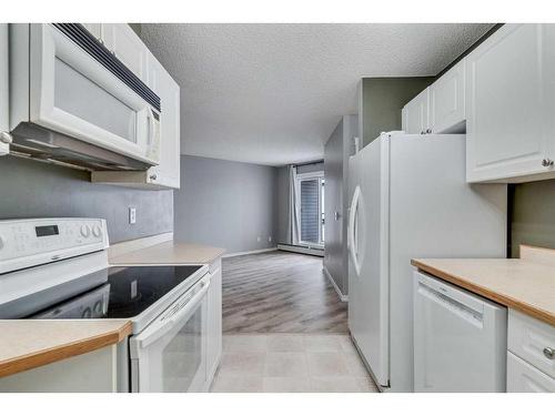 307-3 Somervale View Sw, Calgary, AB - Indoor Photo Showing Kitchen