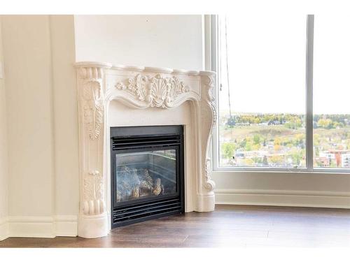 2105-920 5 Avenue Sw, Calgary, AB - Indoor Photo Showing Living Room With Fireplace