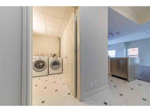 2105-920 5 Avenue Sw, Calgary, AB - Indoor Photo Showing Laundry Room