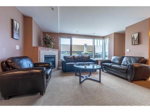 2105-920 5 Avenue Sw, Calgary, AB - Indoor Photo Showing Living Room With Fireplace