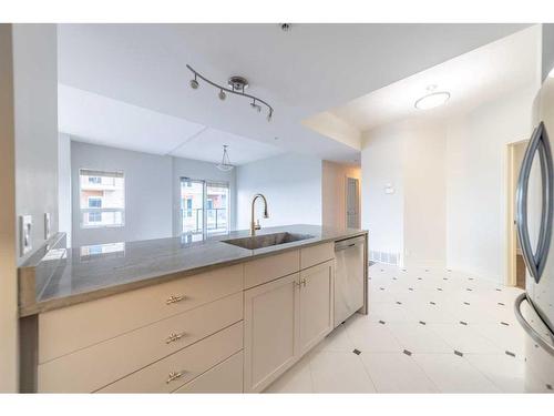 2105-920 5 Avenue Sw, Calgary, AB - Indoor Photo Showing Kitchen