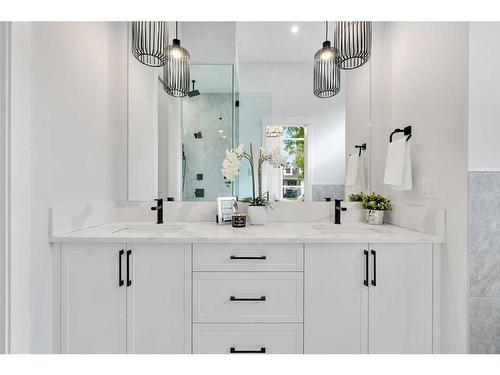 1419 22 Avenue Nw, Calgary, AB - Indoor Photo Showing Bathroom