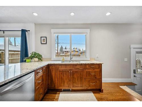 78 Gainsborough Drive Sw, Calgary, AB - Indoor Photo Showing Kitchen