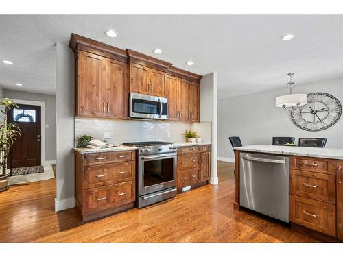 78 Gainsborough Drive Sw, Calgary, AB - Indoor Photo Showing Kitchen