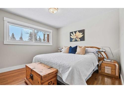 78 Gainsborough Drive Sw, Calgary, AB - Indoor Photo Showing Bedroom