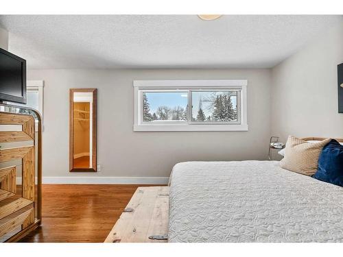 78 Gainsborough Drive Sw, Calgary, AB - Indoor Photo Showing Bedroom