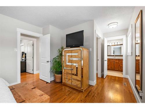 78 Gainsborough Drive Sw, Calgary, AB - Indoor Photo Showing Other Room