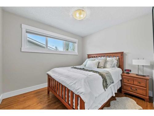 78 Gainsborough Drive Sw, Calgary, AB - Indoor Photo Showing Bedroom