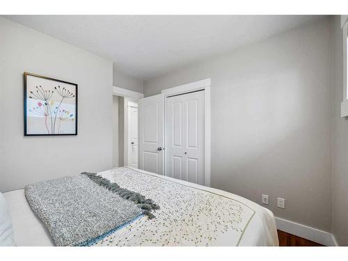 78 Gainsborough Drive Sw, Calgary, AB - Indoor Photo Showing Bedroom