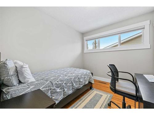 78 Gainsborough Drive Sw, Calgary, AB - Indoor Photo Showing Bedroom