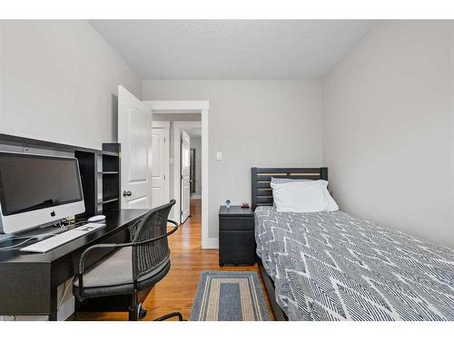 78 Gainsborough Drive Sw, Calgary, AB - Indoor Photo Showing Bedroom