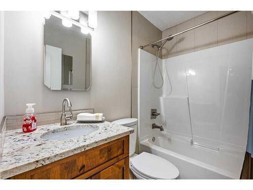 78 Gainsborough Drive Sw, Calgary, AB - Indoor Photo Showing Bathroom