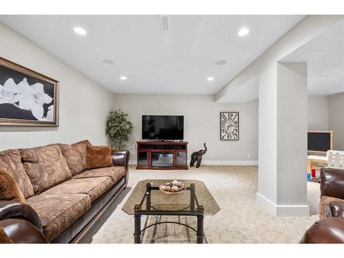 78 Gainsborough Drive Sw, Calgary, AB - Indoor Photo Showing Living Room