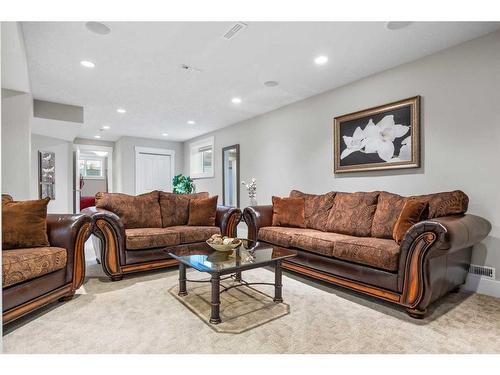 78 Gainsborough Drive Sw, Calgary, AB - Indoor Photo Showing Living Room