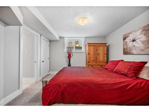 78 Gainsborough Drive Sw, Calgary, AB - Indoor Photo Showing Bedroom